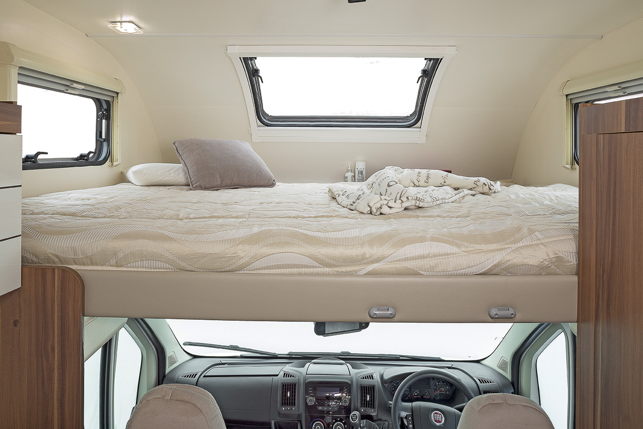auto roller 746 interior over cab bed